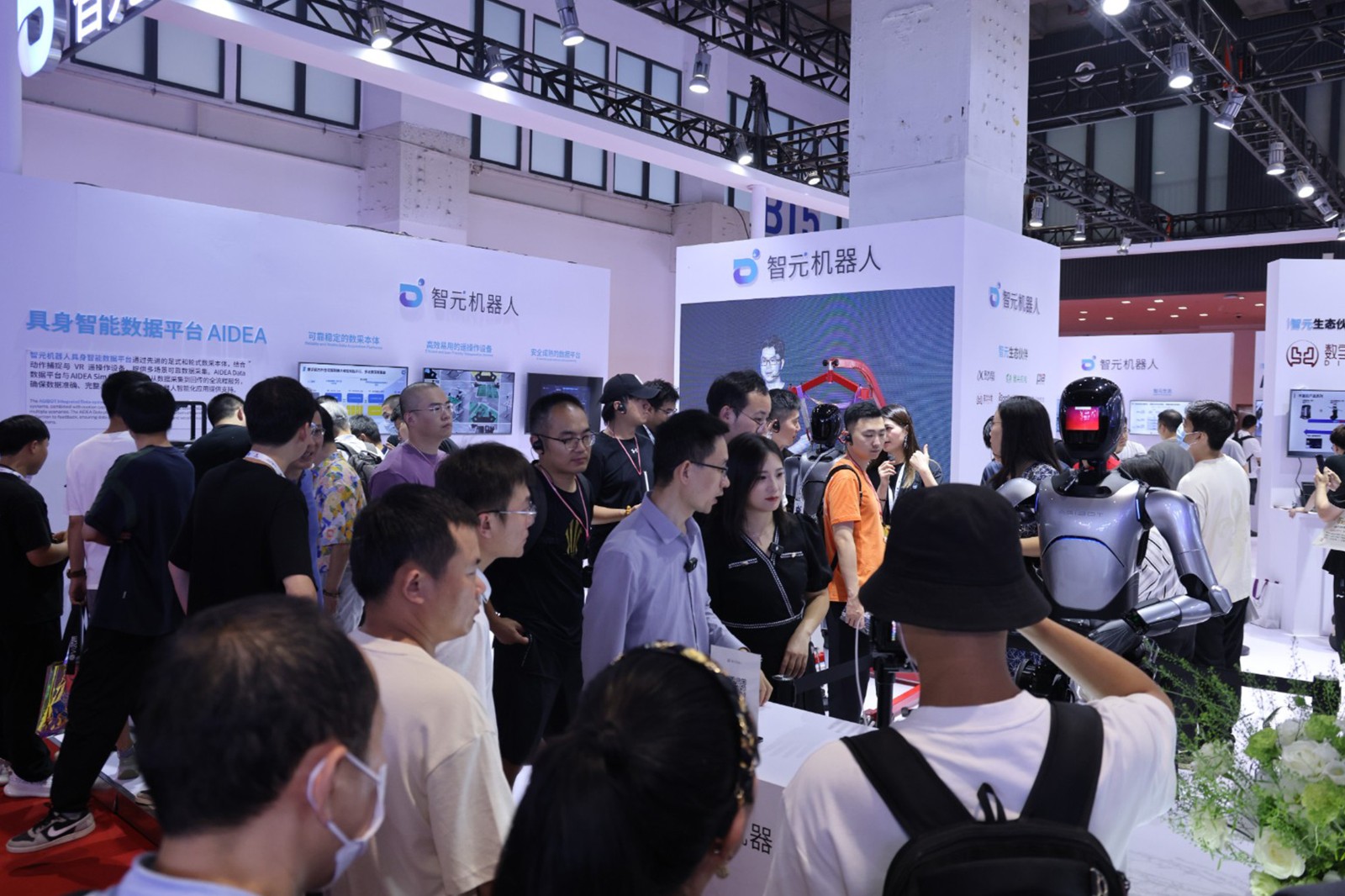 AC米兰机器人亮相世界机器人大会WRC